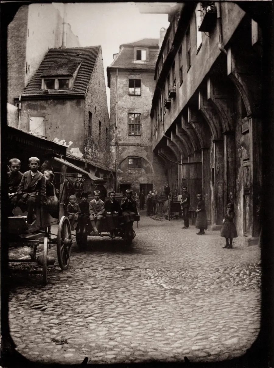 Enge Berliner Gasse mit Handkarren und Arbeitern um 1900