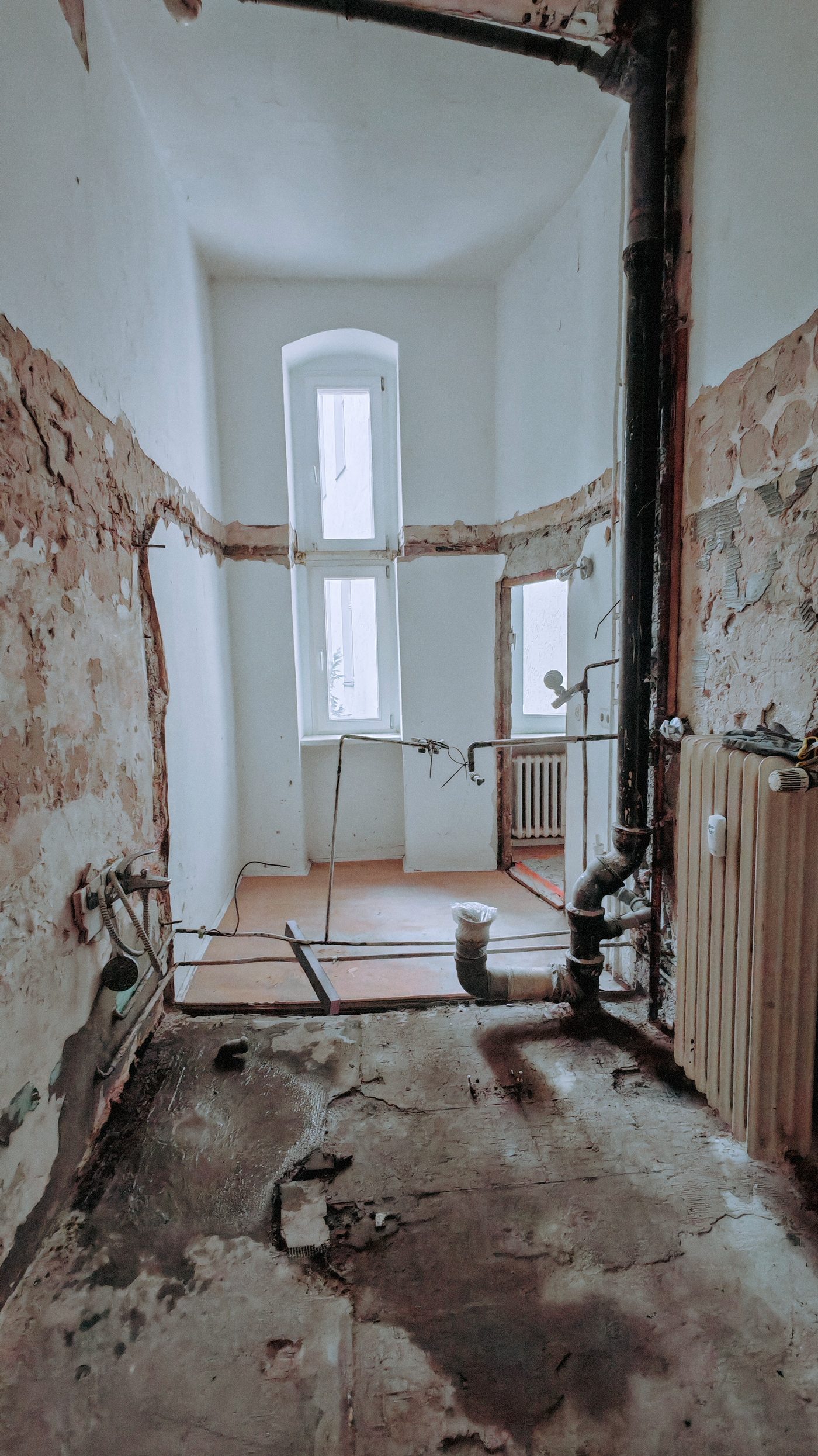 Bad auf Rohbau zurückgebaut, der Heizkörper hängt unversehrt an der Wand