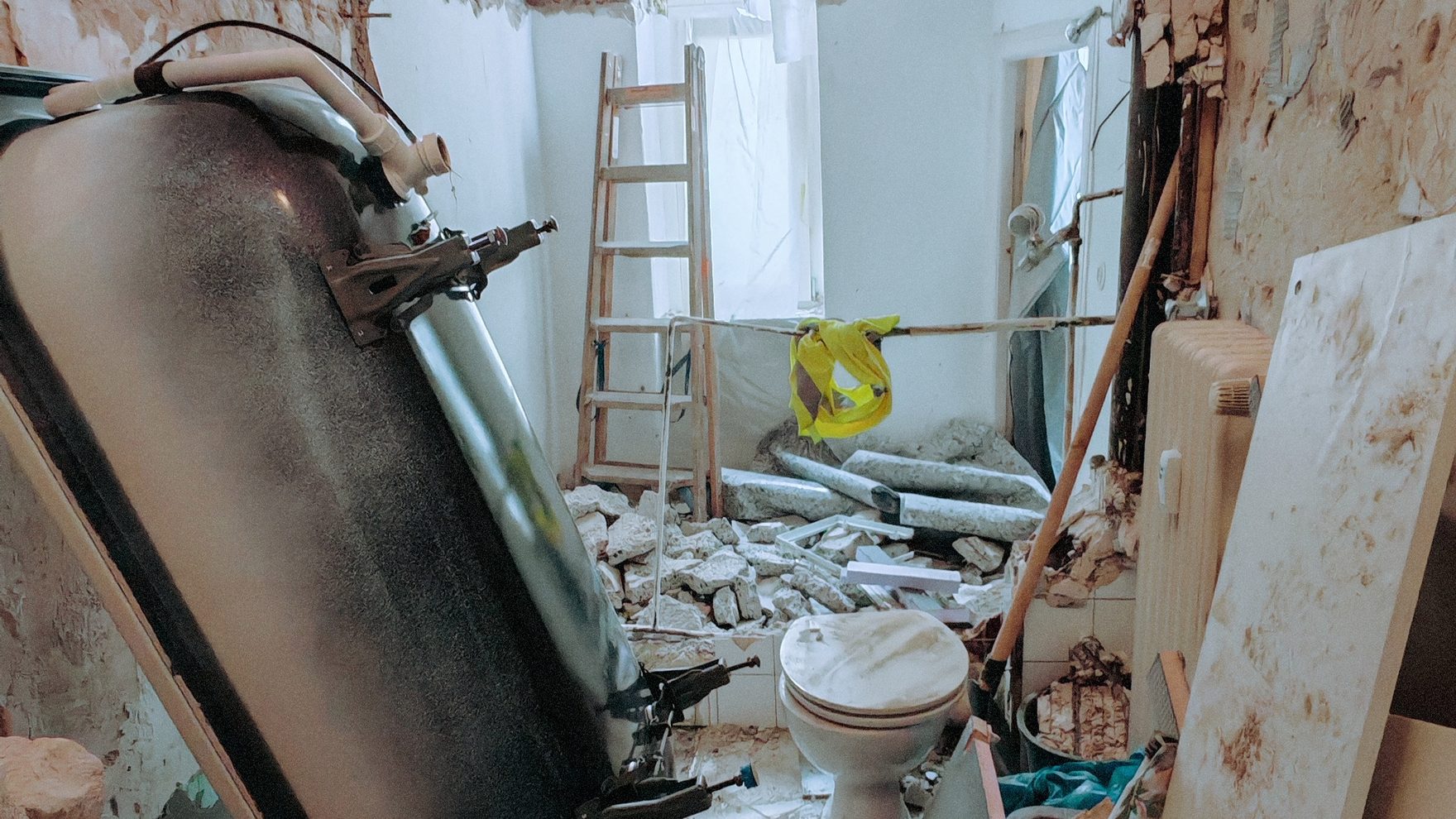 Bad im Rückbau: Wandfliesen abgeschlagen, Badewanne ausgebaut und aufgestellt
