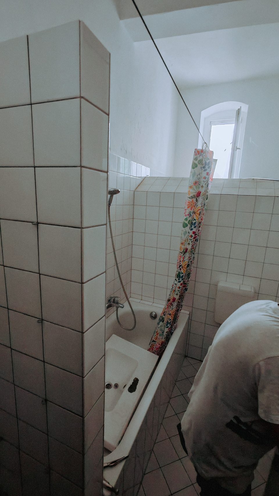 Geflieste Altbau-Badewanne vor dem Rückbau