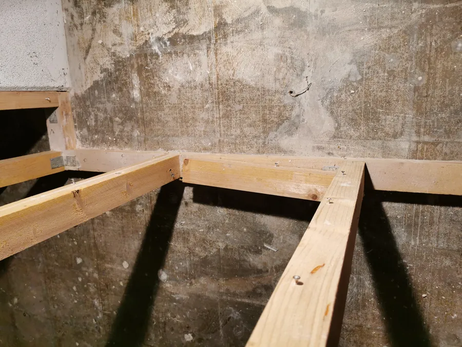 Sichtbare Holzbalkenlage nach dem Ausbau des Bodenaufbaus