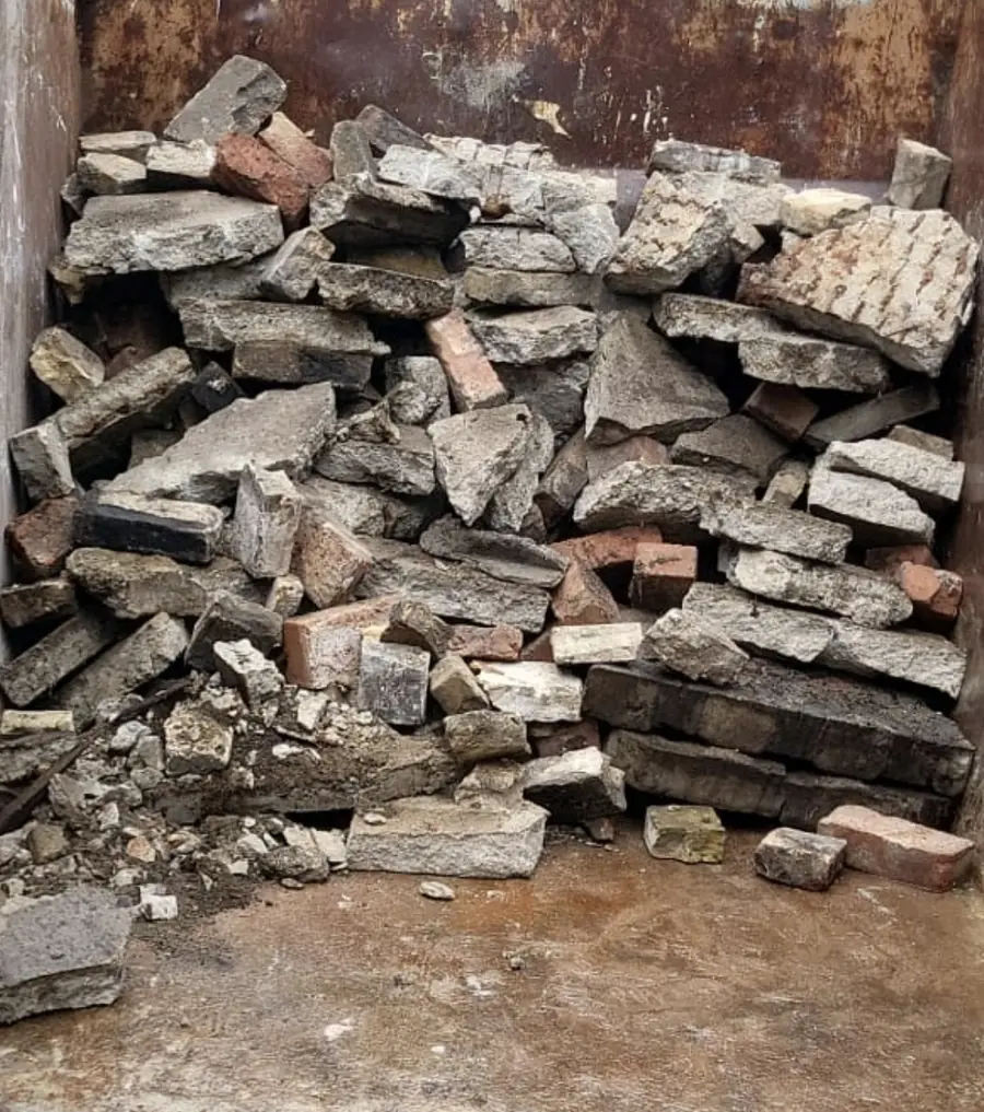 Mulde mit mineralischem Bauschutt: Ziegel, Beton und Mauerwerk ohne Beimischung