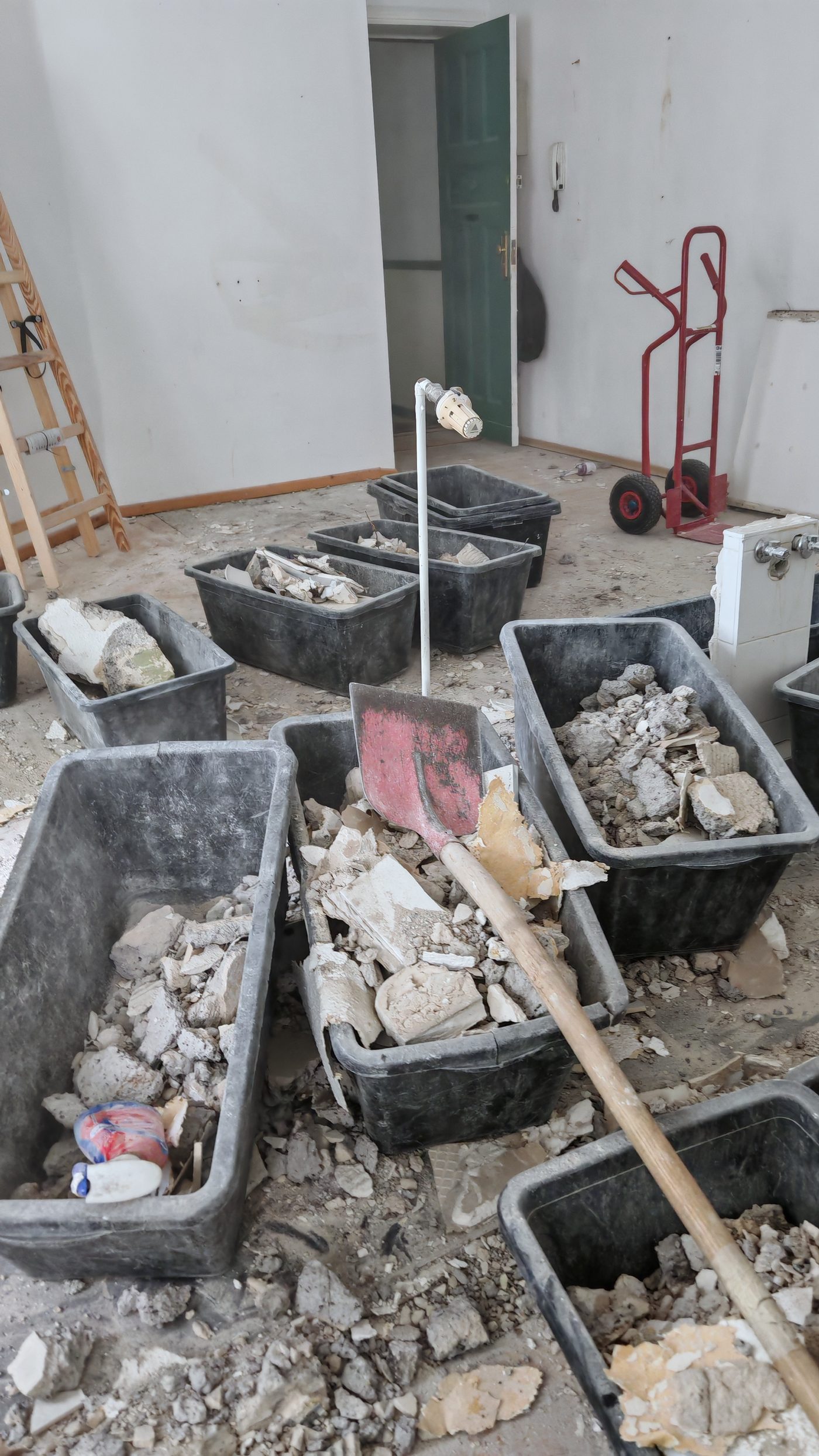 Bauschutt in Mörtelwannen sortiert gesammelt statt aufgehäuft