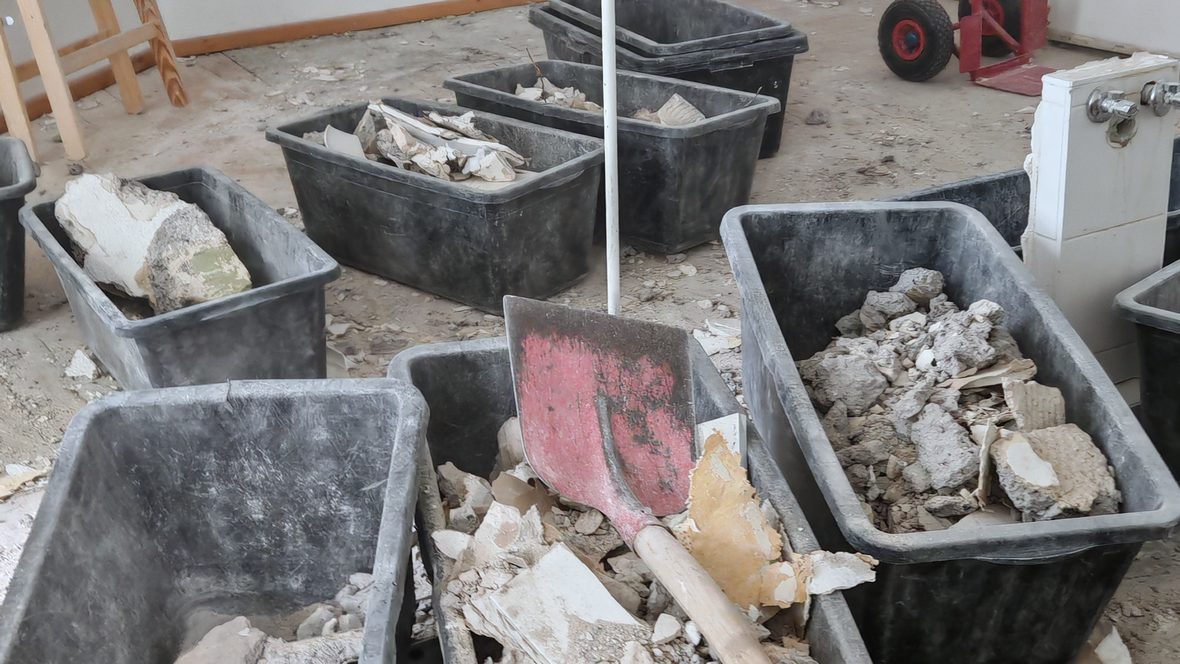 Bauschutt in Mörtelwannen sortiert auf einer Baustelle in Neukölln
