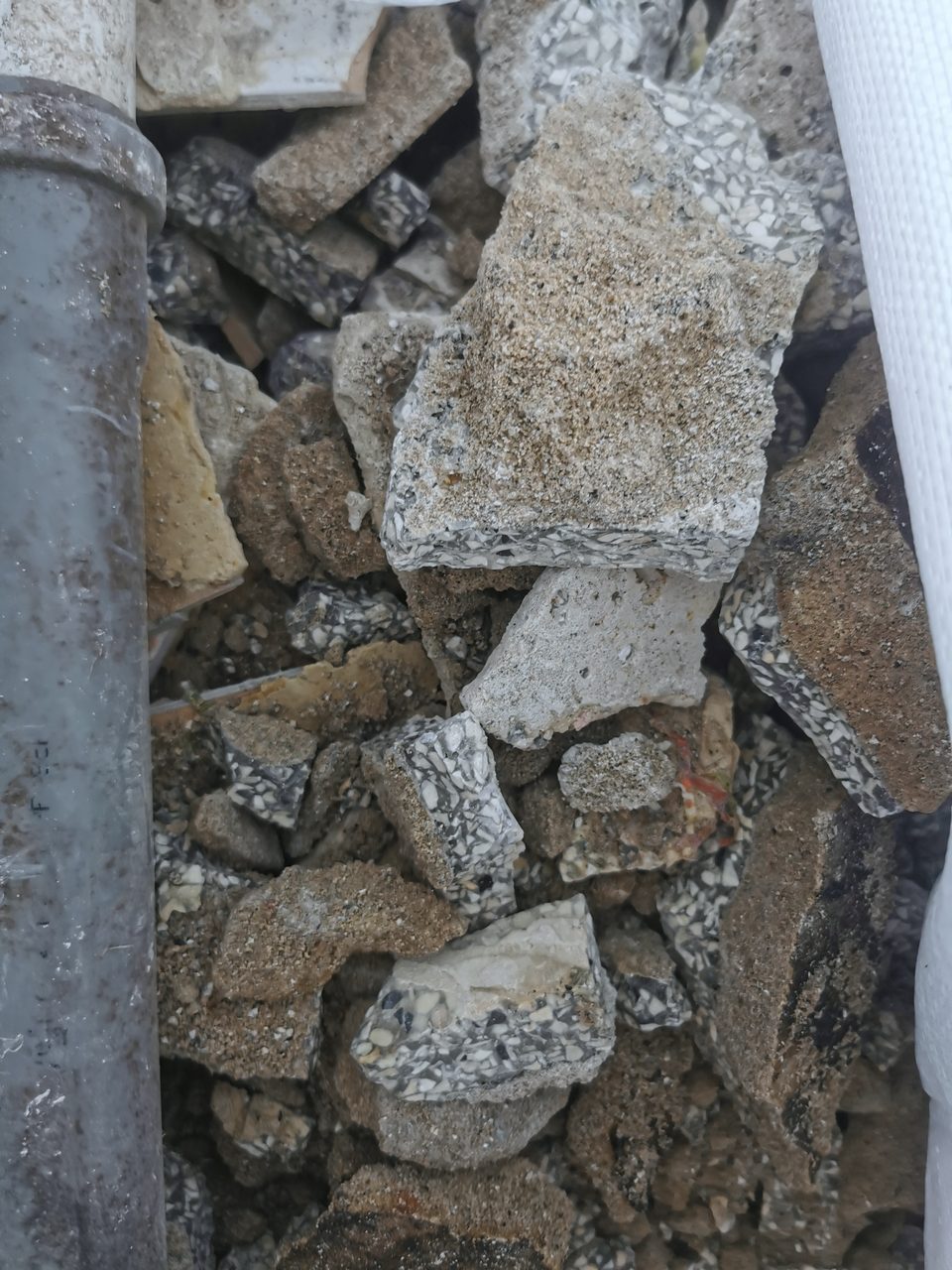Sortenrein getrennter Betonbruch, aufgeschichtet