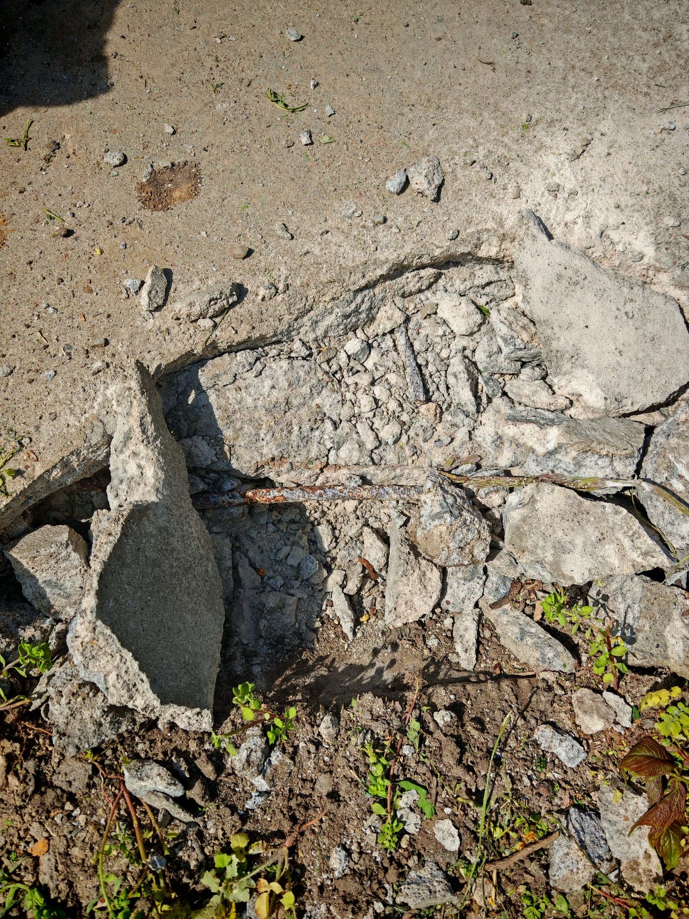 Aufgebrochener Beton, im Bruch ist der eingelegte Stahl zu sehen