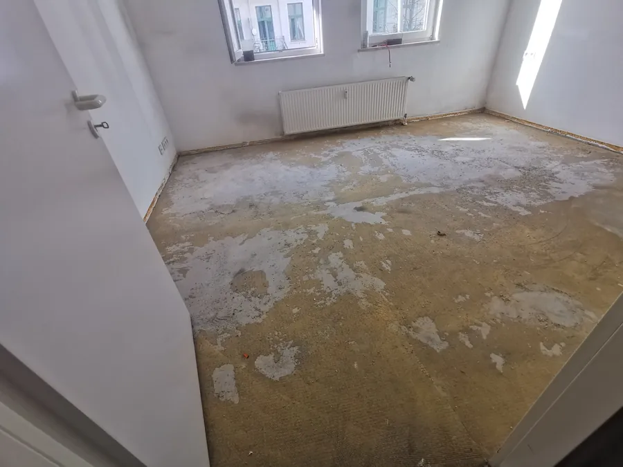 Freigelegter Boden nach dem Entfernen von Belag und Estrich