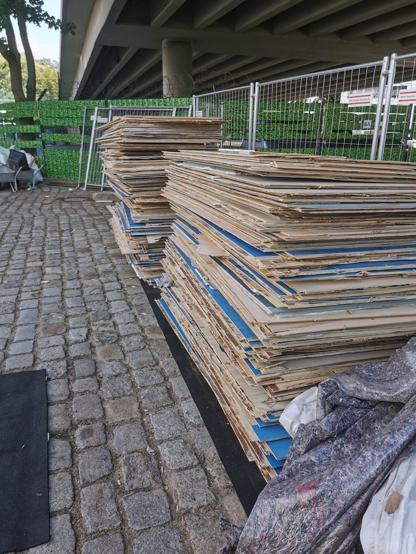 Gestapelte Bodenplatten zum Abtransport bereit