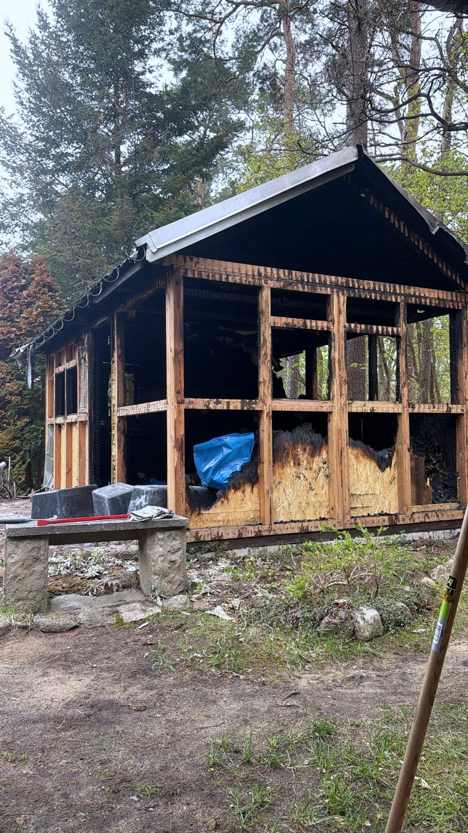 Brandschutt entfernt, das Holzständerwerk des Hauses steht noch