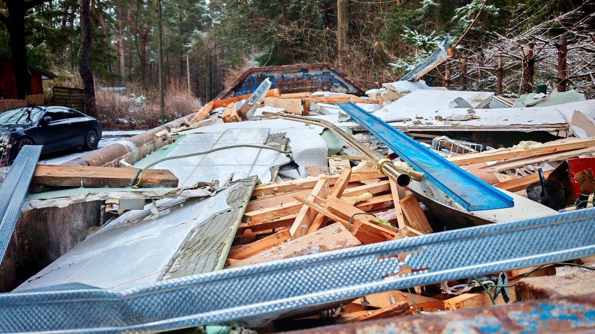 Sortierter Bauschutt aus Holz, Ziegel und Metall vor dem Abtransport