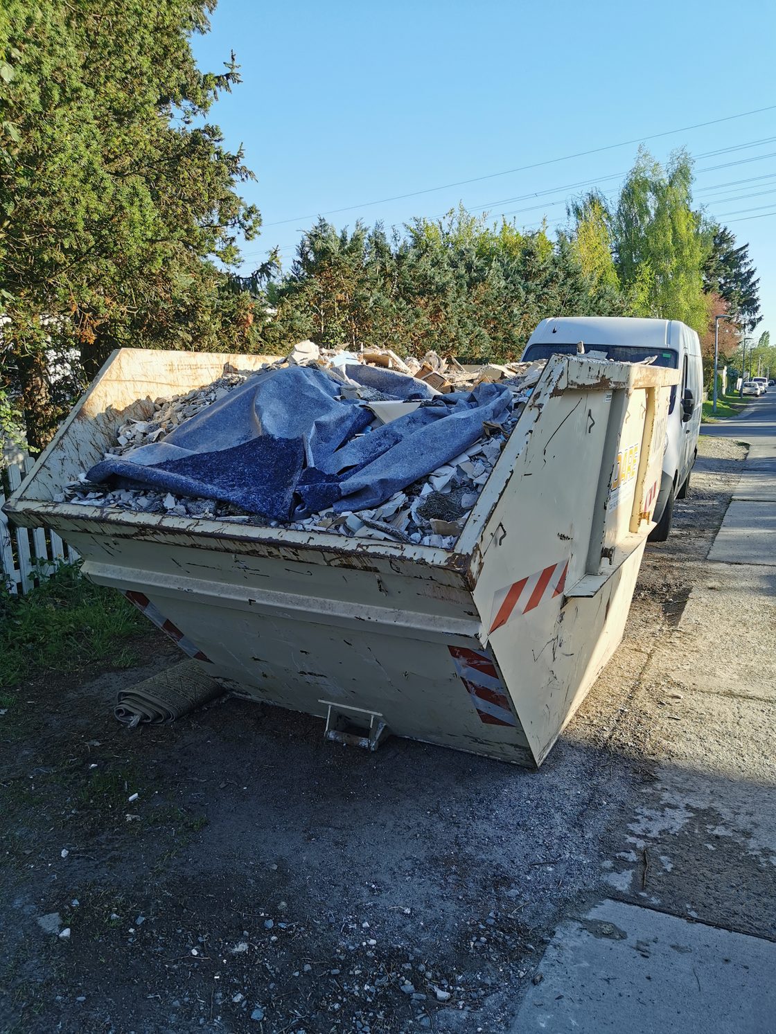 Beladener Container beim Abtransport