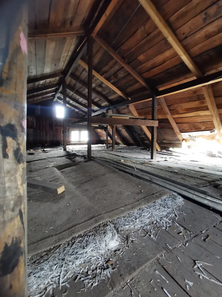 Freigelegter Dachstuhl mit sichtbaren Holzbalken nach der Entkernung