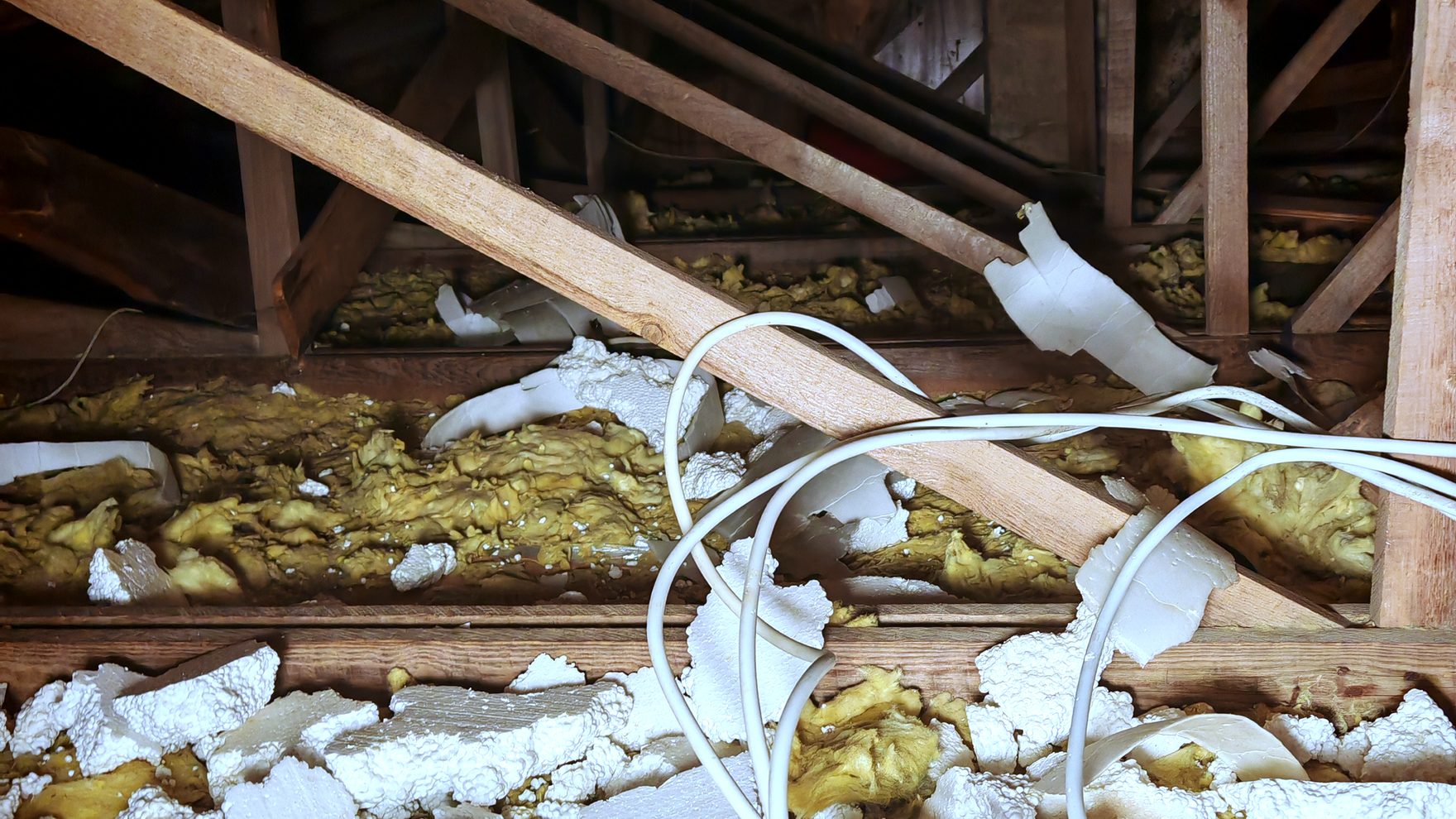 Deckenbalken freigelegt, alte Mineralwolle und Styropor zwischen den Balken