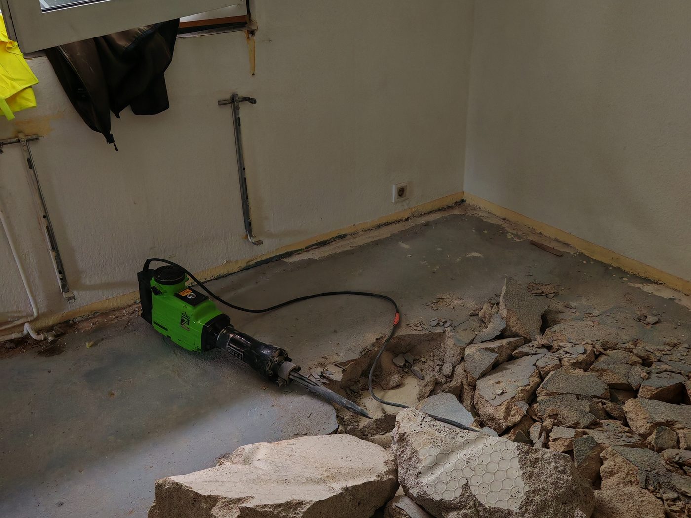 Abbruchhammer auf einem aufgebrochenen Industrieestrich