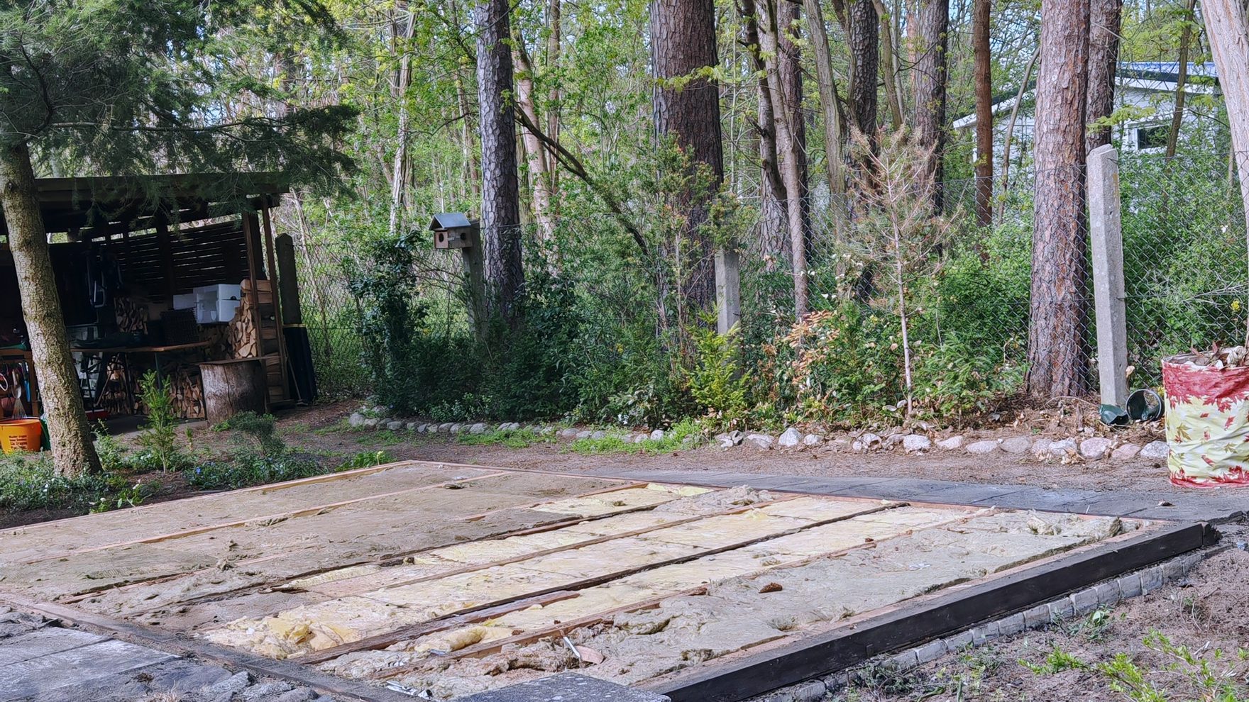 Geräumte Fläche nach dem Rückbau eines Gartenhauses, Bodenplatte sichtbar