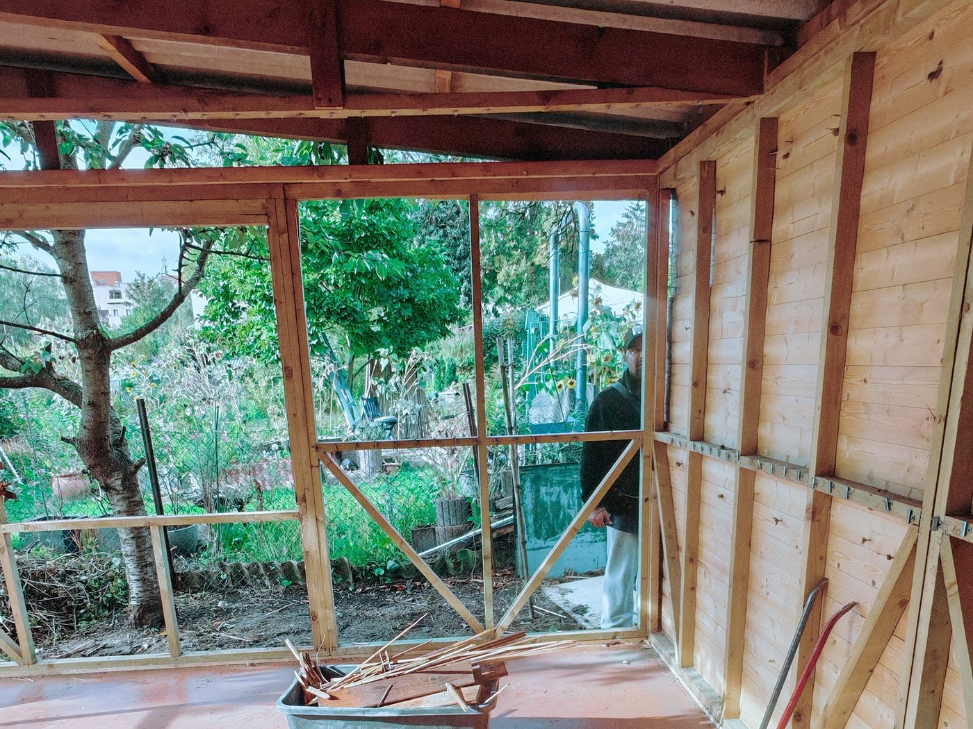 Gartenhaus in Steglitz von innen, die Verkleidung ist ab, das Ständerwerk steht frei
