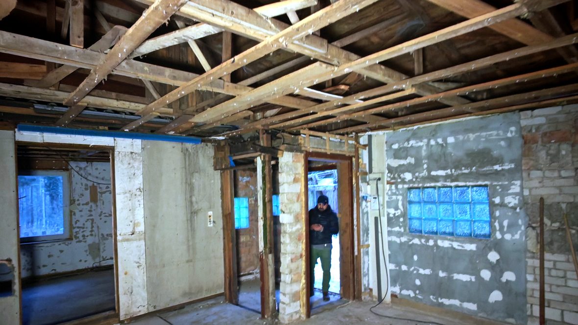 Entkerntes Haus in Wannsee, Dachstuhl offen, Innenwände zurückgebaut