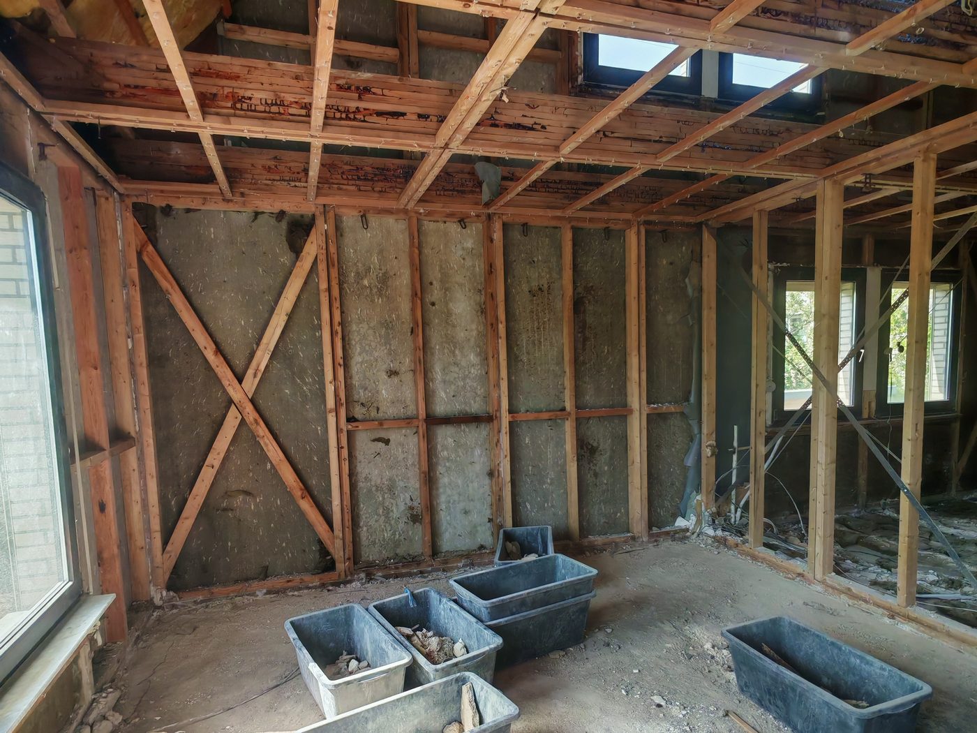 Haus in Rudow bis auf das Holzständerwerk zurückgebaut