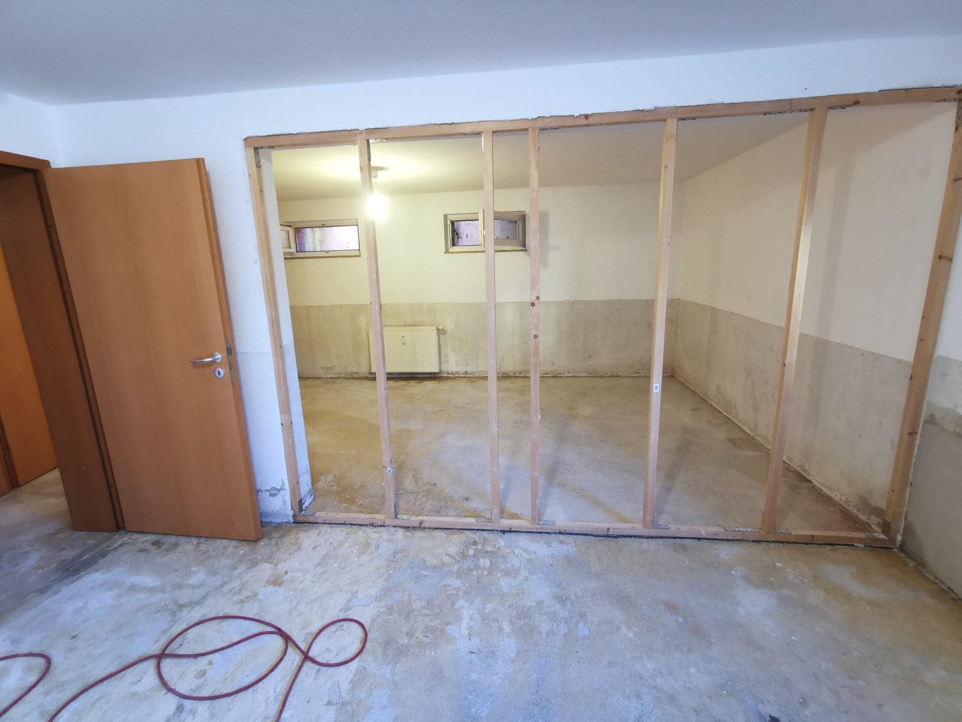 Neues Holzständerwerk in einem sanierten Kellerraum