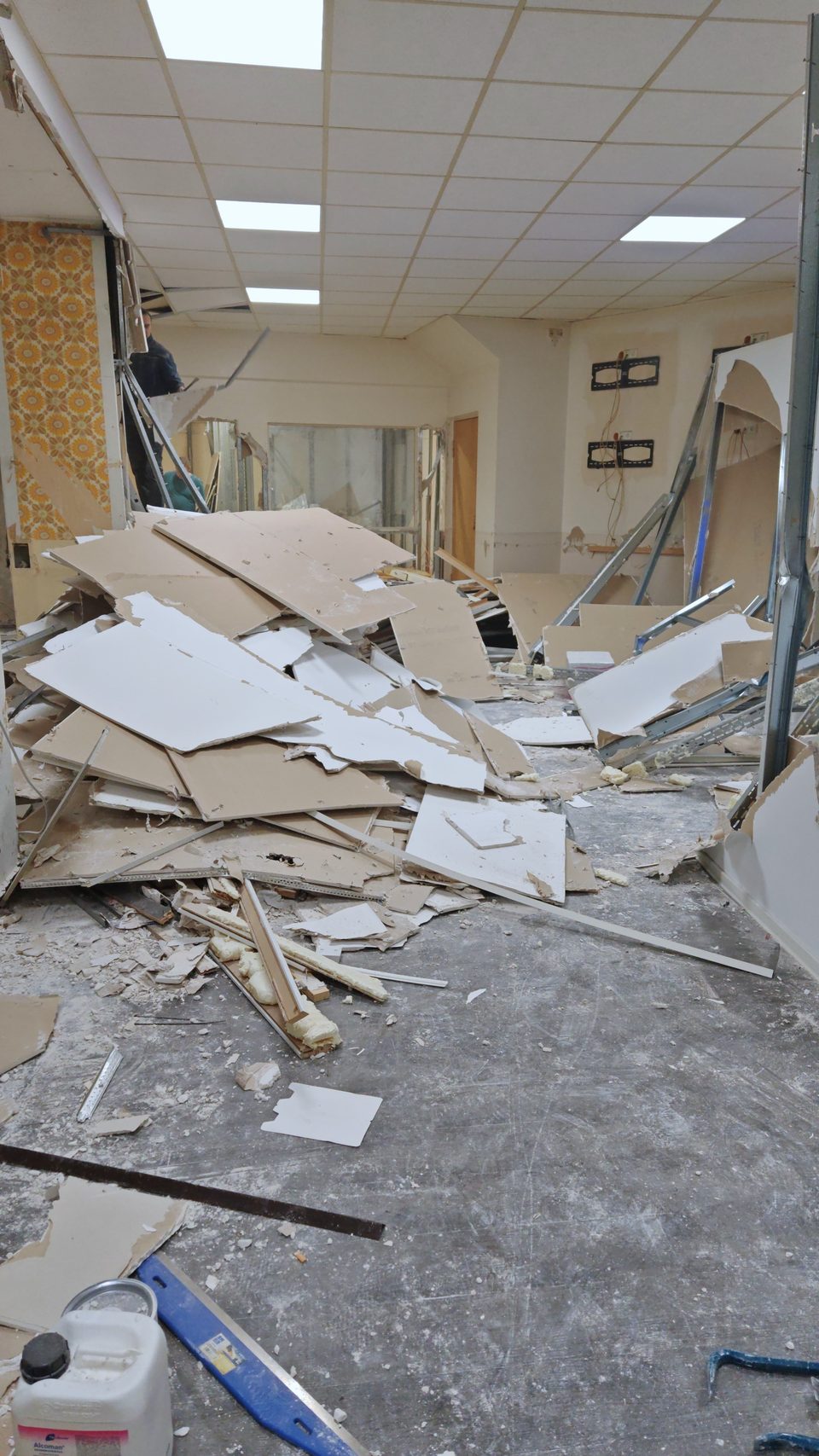 Ladenlokal während des Rückbaus, Trockenbauwände halb entfernt