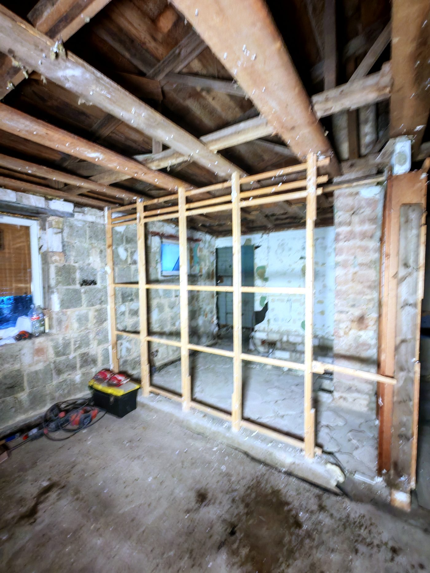 Neues Ständerwerk aus Holz auf der freigeräumten Fläche