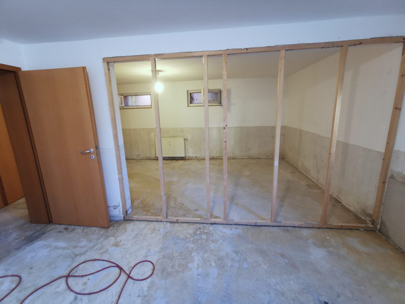Entkernter Raum, die Türöffnung steht frei