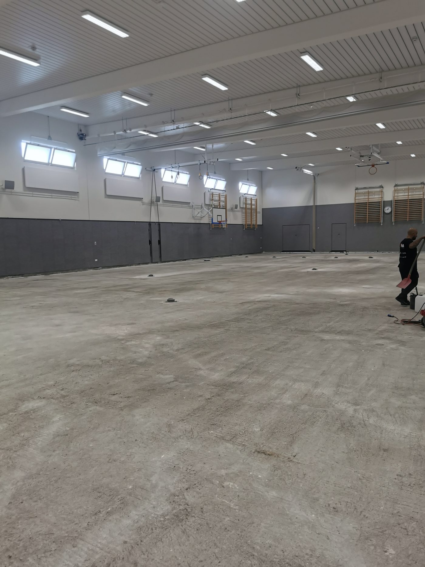 Halle vollständig geräumt, blanker Betonboden, besenrein übergeben