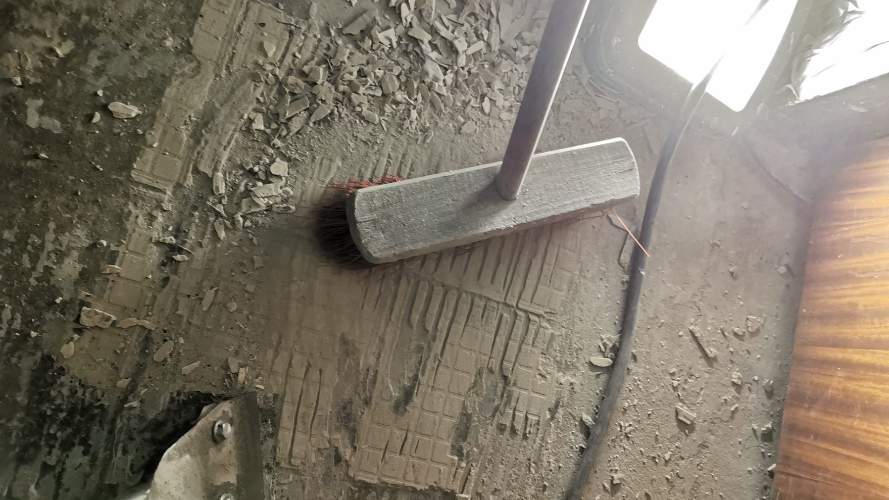 Bodenstripper trägt Fliesenkleber ab, Nahaufnahme
