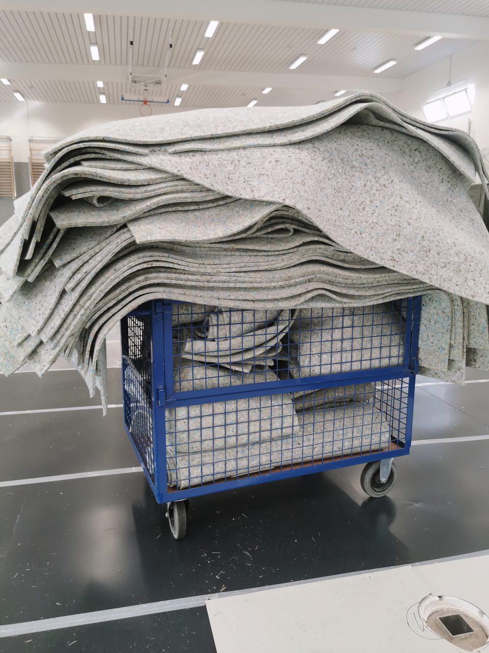 Aufgerollte Trittschalldämmung, getrennt gesammelt im Rollwagen