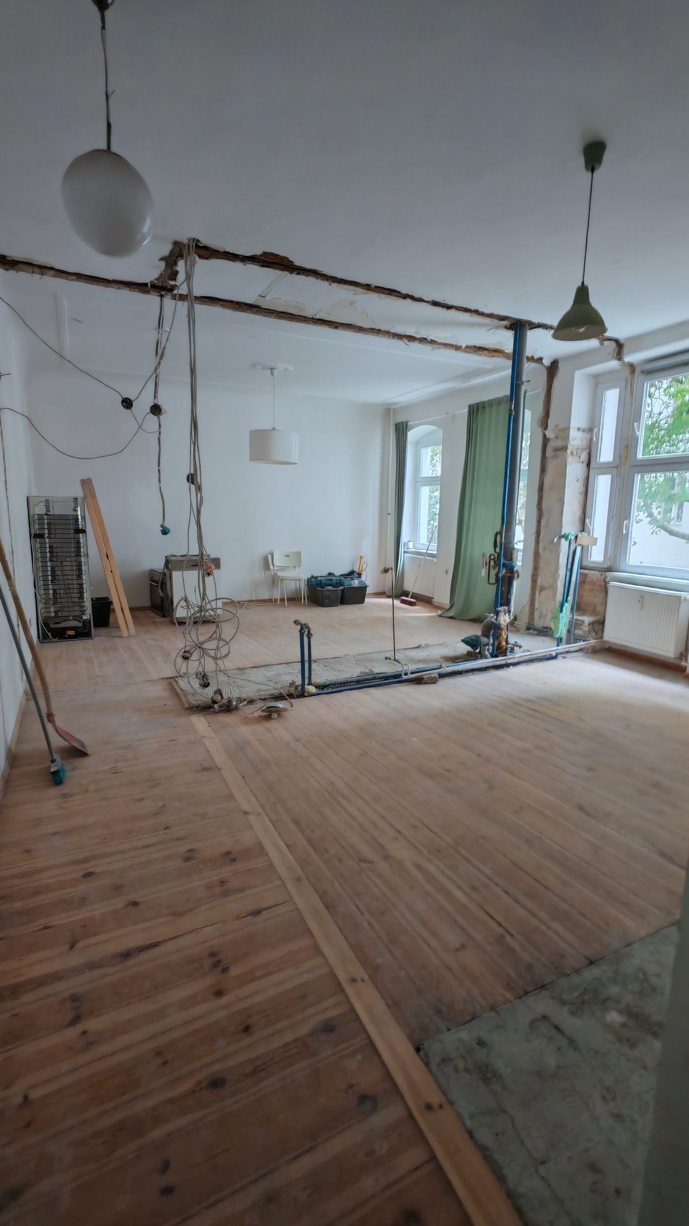 Altbauzimmer mit entfernter Wand, darunter liegt der Dielenboden frei