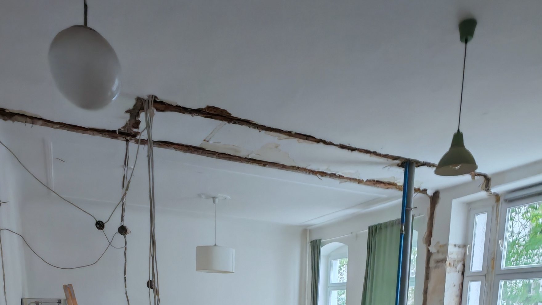 Altbauraum nach dem Wandrückbau, an der Decke zeichnet der Schlitz nach, wo die Wand stand
