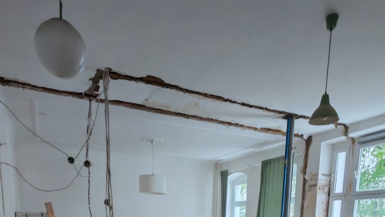 Altbauraum nach dem Wandrückbau, an der Decke zeichnet der Schlitz nach, wo die Wand stand