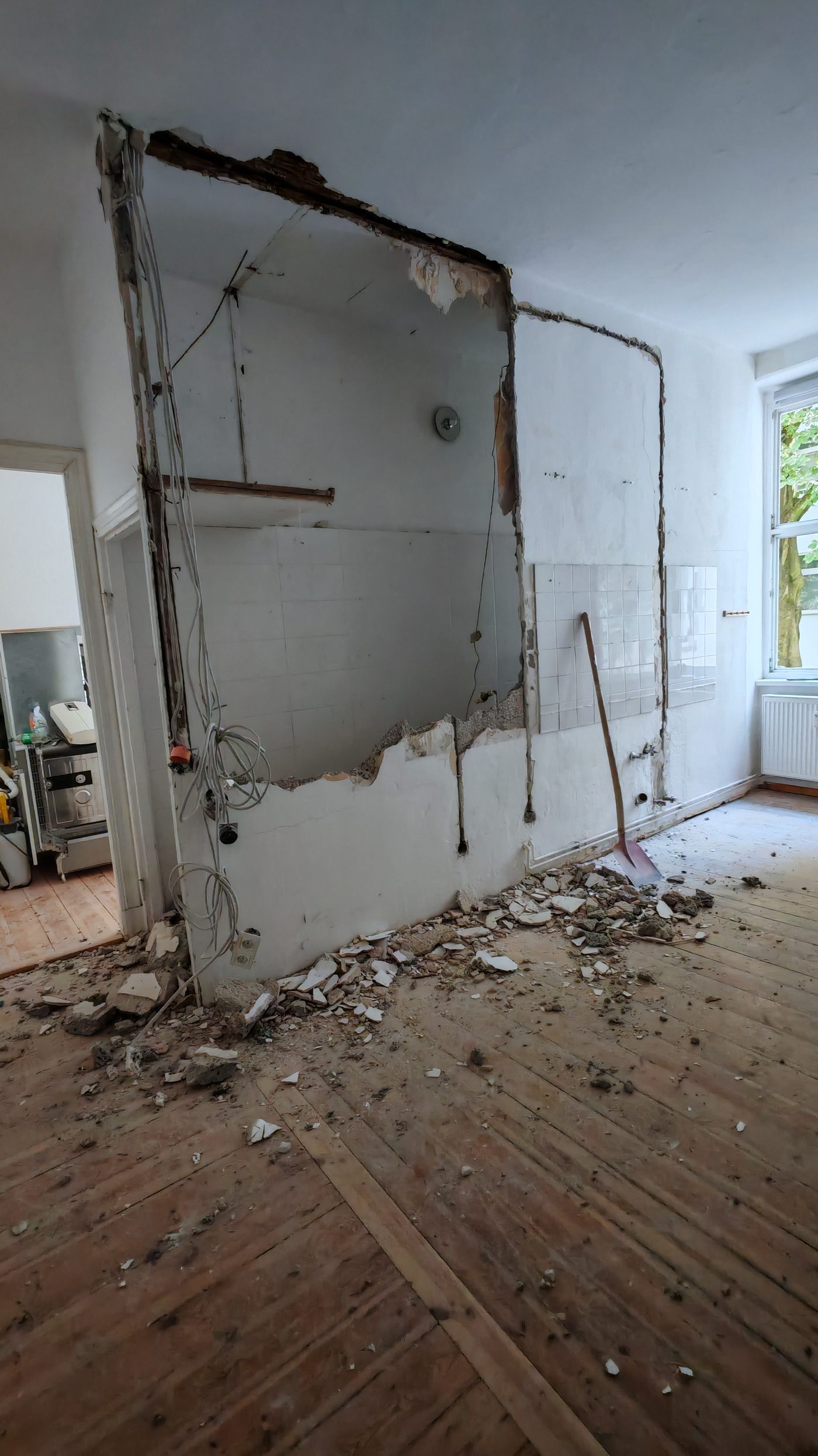 Zur Hälfte zurückgebaute Wand, das Ständerwerk steht frei